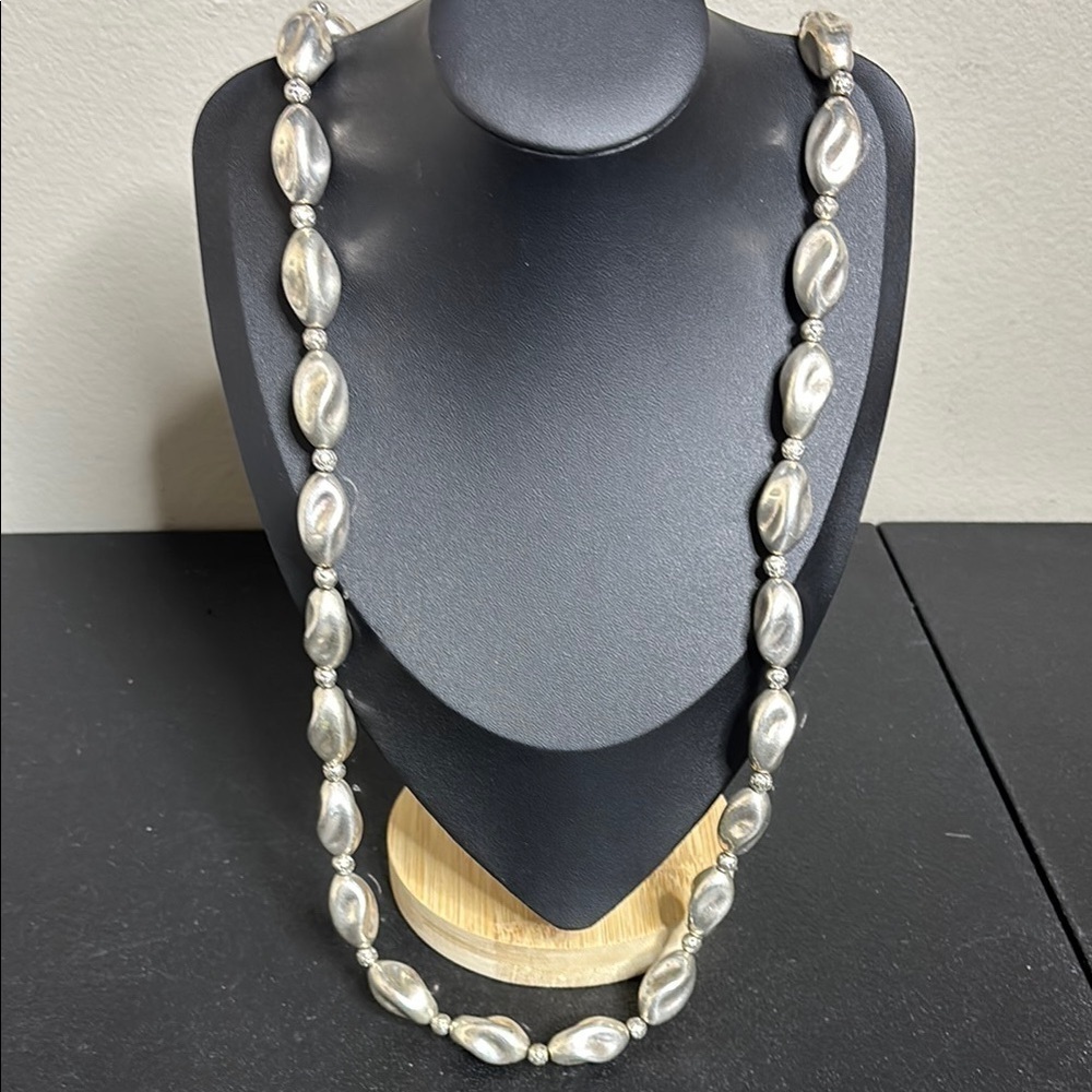 Vintage Silver Twisted Oval Bead Long Beaded Barrel Clasp Necklace​​